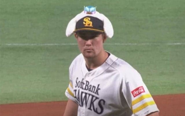 鷹リチャードがシナモロールに大変身「可愛い」　まさかの爆肩始球式に松田も大爆笑