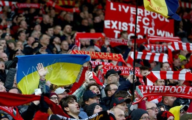 リバプールサポが巨大な猫の顔を掲示、動物虐待でざわつくズマへの抗議か挑発か