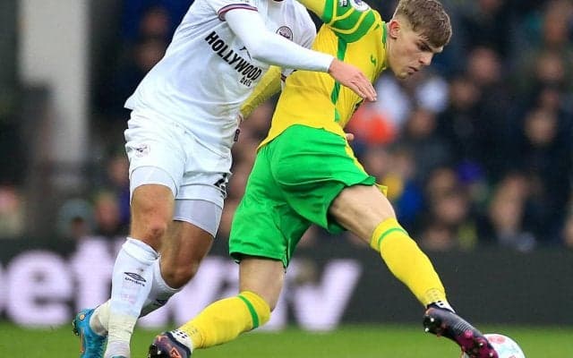 怒りで胸ぐら掴んだDFが急転、とびきりの笑顔で厚い抱擁！ファンも称賛「最も愛すべき出来事」