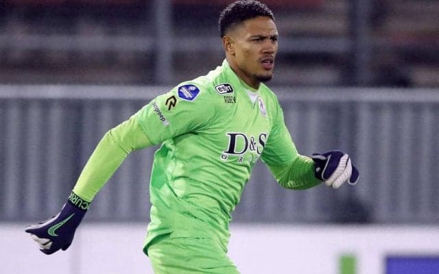 「平和」を試合前に訴えるも…ボトルがGKの頭部直撃で後半ATに強制終了