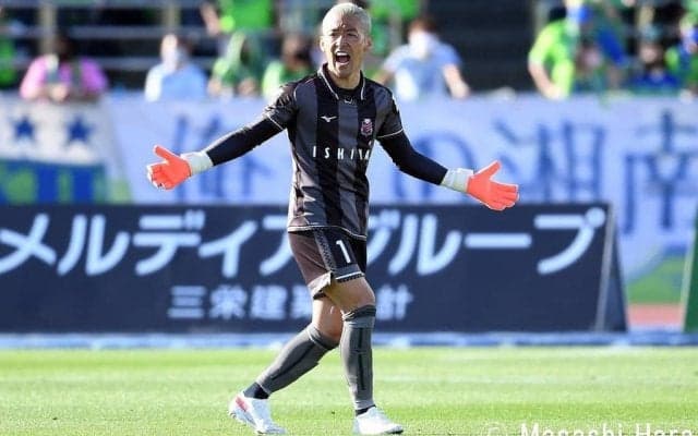 「フェイント入れて誘ってる」札幌のGK菅野孝憲がPKをキャッチして防ぐ!「さすがスゲノイアー」と多くの称賛が寄せられる!