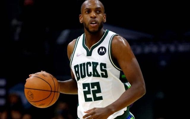 バックスが昨季ファイナルで激突したサンズに勝利！　ミドルトンとホリデーが4Qで爆発