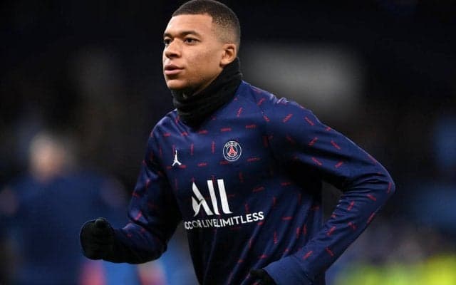 これは痛い! スパイクで完全に踏まれて悶絶も、ムバッペの骨折はなし？ PSGが「安心」と発表