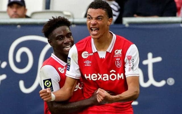 「19歳の逸材FW」がサッカー日本代表・冨安健洋のチームメイトになる可能性浮上!「推定移籍金50億円」のストライカーは今季すでに「超絶ミドルシュート」など10ゴールを記録!