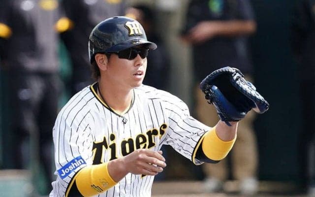 “瞬き厳禁”の三塁牽制が「えぐ」　阪神・梅野の鬼肩にファン驚嘆「これはすげえ」