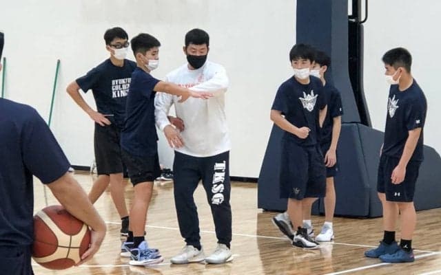 琉球ゴールデンキングスのレジェンド、澤岻安史氏がキングスユースで1日臨時コーチを担当