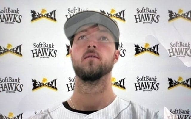 鷹復帰の助っ人レイが入団会見　昨季途中退団も「他球団の選択は全くなかった」