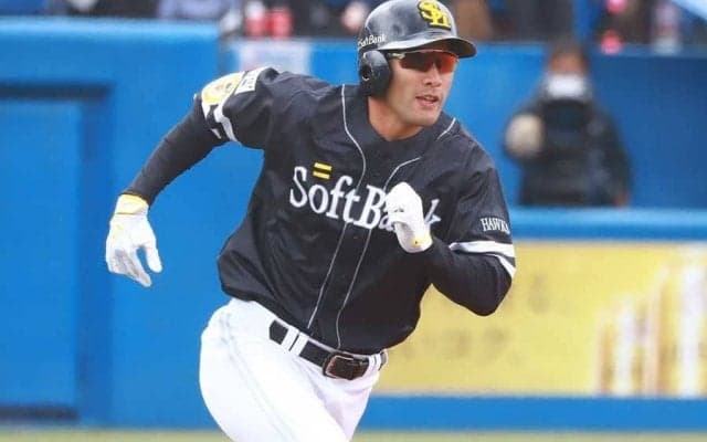 鷹・柳田、“変態弾”で2022年第1号　「泳いで詰まった」のに、片手1本で右翼席へ
