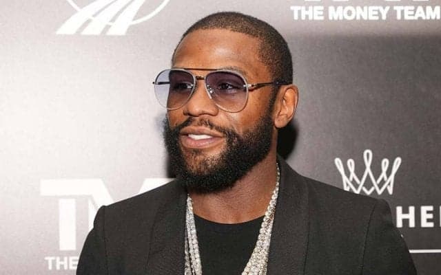 メイウェザー、NBA観戦で示した“金持ちぶり”が話題　英紙はもはや「怪しげ」と注目