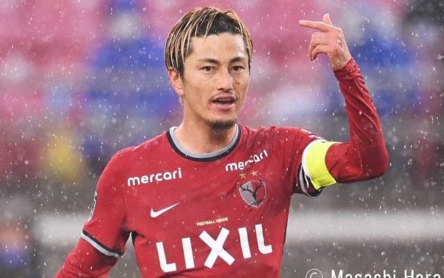 「抱擁ではなく突進」鹿島アントラーズの鈴木優磨がゴラッソ直後に「岩政大樹コーチと熱いハグ」!「GKの手を弾き飛ばす」低弾道シュートで勝利に貢献!