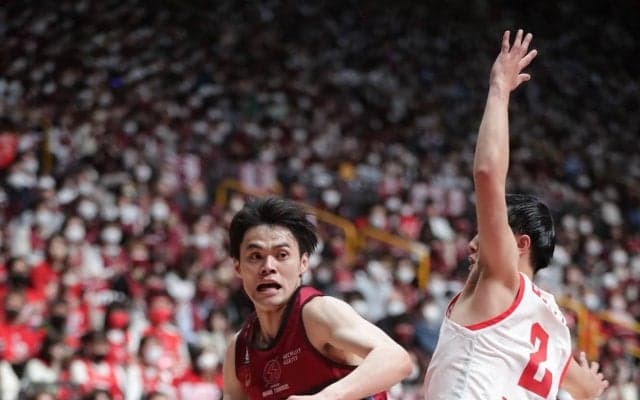 川崎ブレイブサンダースが天皇杯連覇達成 – ファイナルで千葉ジェッツを82-72で破る