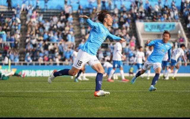 横浜FCが2点差をひっくり返し4連勝！ 中村俊輔が交代直後にセットプレーから3点目をアシスト【明治安田J2第4節】