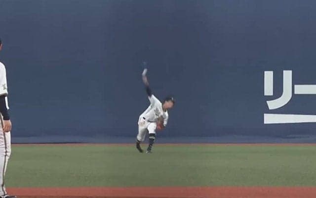 余裕のはずが…走者大慌てでヘッスラ　場内騒然“大バックホーム”が「ほんと一級品」