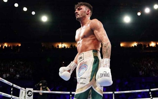 衝撃の場外KO飾ったボクシング世界王者　試合後の行動に海外称賛「一流の振る舞いだ」