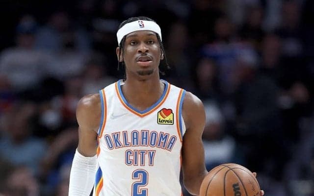 グリズリーズ対サンダー戦が遅延…両チームともまさかの白ユニフォームでコートへ登場