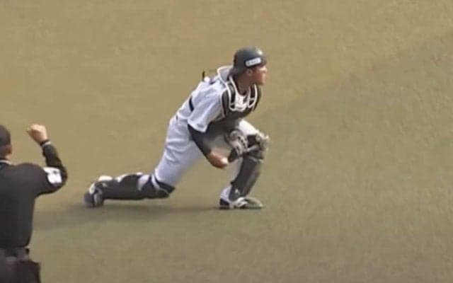 ロッテ18歳が「里崎さんに見えた」　あまりの“貫禄捕球”に「ベテラン。お見事」