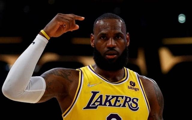 レブロンが前人未到の快挙…史上初の通算3万得点、1万リバウンド、1万アシストを達成