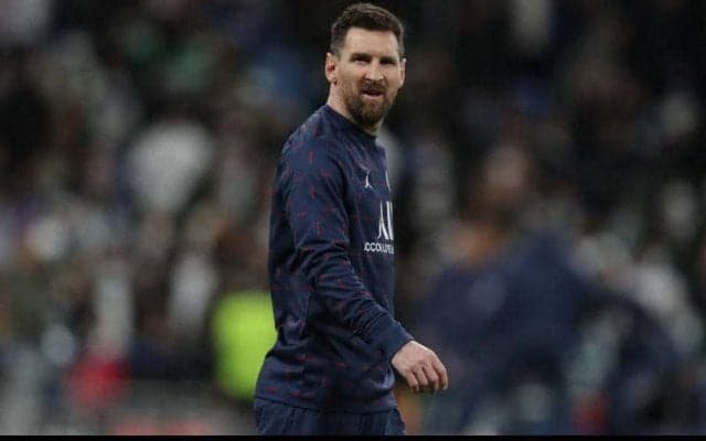 「彼女が一番辛い」PSGサポーターからブーイングのメッシ、スタンドの妻は悔しさをかみ殺す「この行いは信じられない」