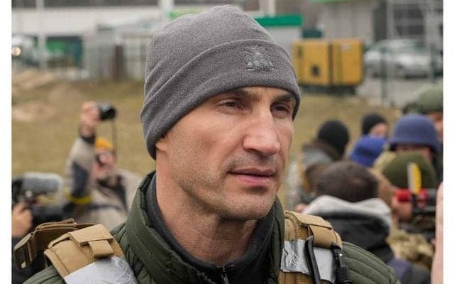 「この戦争の証拠」　キエフ市長の弟のウクライナ英雄ボクサー、燃えた建物前から訴え