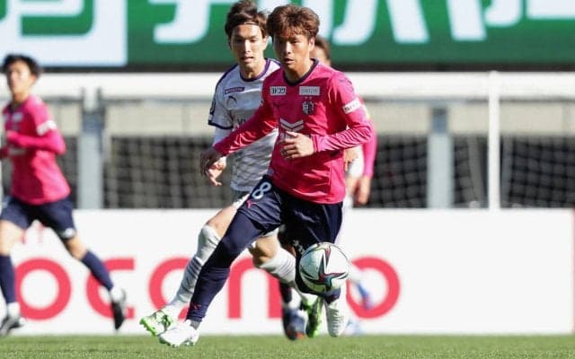 「子供の成長は早い！」乾貴士と息子のリフティング勝負！ 子供の成長にファンも感慨「大きくなりましたねえ」