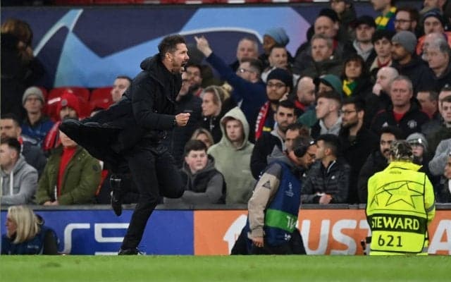 ユナイテッド、シメオネ監督に物を投げつけたファンの特定に動く…3年間の入場禁止の可能性