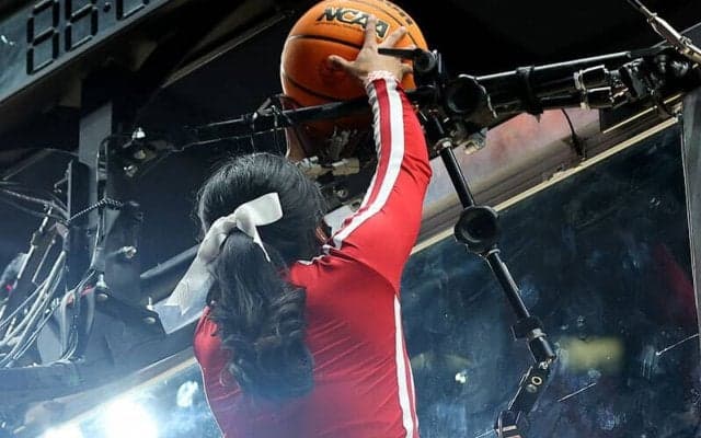 NCAAトーナメントで珍事件…チアリーダーが挟まったボールを“救出”する大活躍