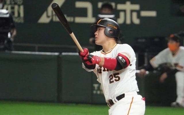 巨人・岡本和真、佐々木朗希粉砕の“逆転満塁弾”　159キロ捉えたトップタイ5号に騒然