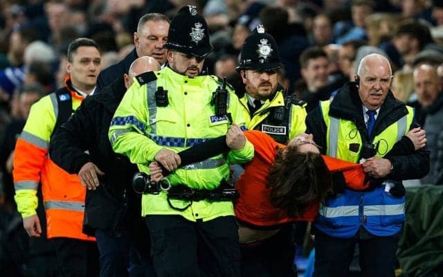 英サッカーで前代未聞の“珍抗議”　自ら動けなくなった男性に海外衝撃「クレイジー」