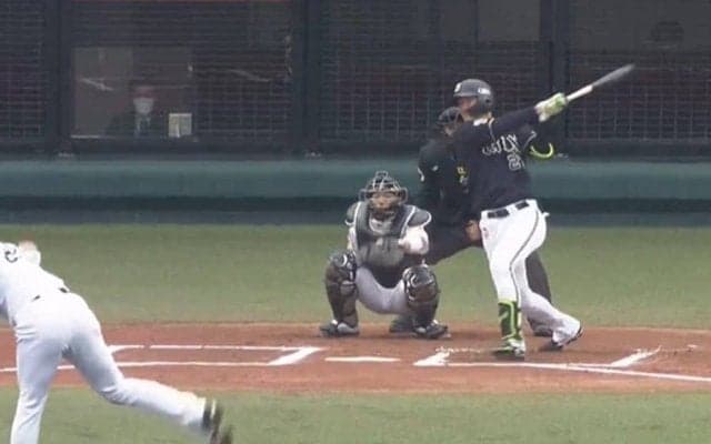 鷹外野陣も慌てる大激走　“ヘッスラHR”のオリ19歳は「こんなに足速かったんや」