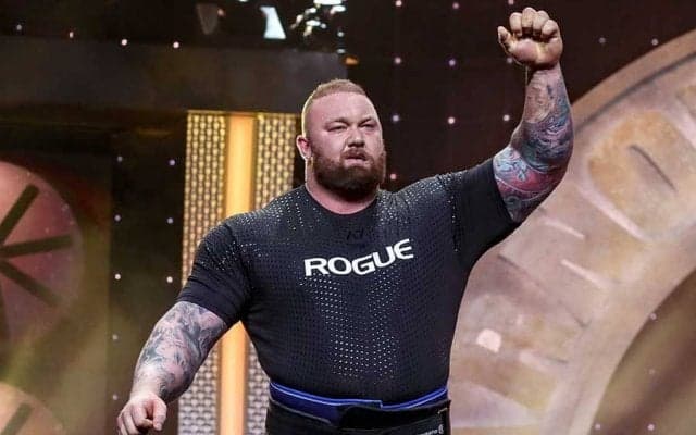 衝撃ダウンが2度炸裂　152kgで6パック完成「世界最強の男」ボクシング決戦に海外熱狂