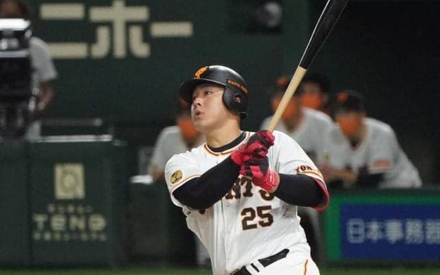 巨人・岡本和真、オープン戦単独トップ6号！　泳ぎながらも左翼スタンドに叩き込む