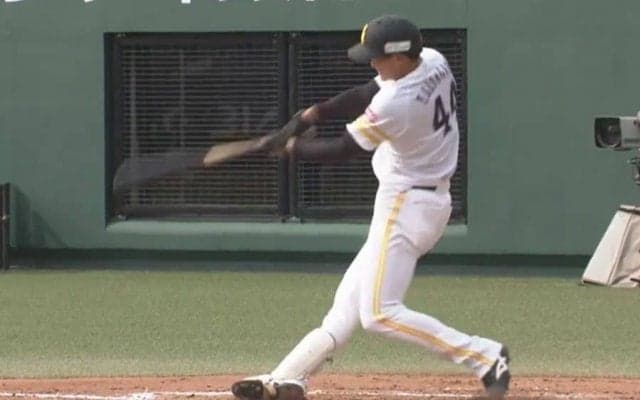 構えもフルスイングも柳田そっくり!?　鷹の“ギータ2世”が豪快な公式戦初アーチ