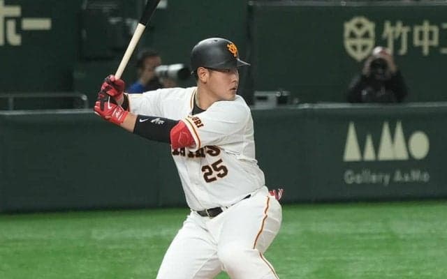 巨人・岡本和真が驚きの“変態打ち”　左翼スタンド中段まで運ぶ6号は「ほぼ片手やん」