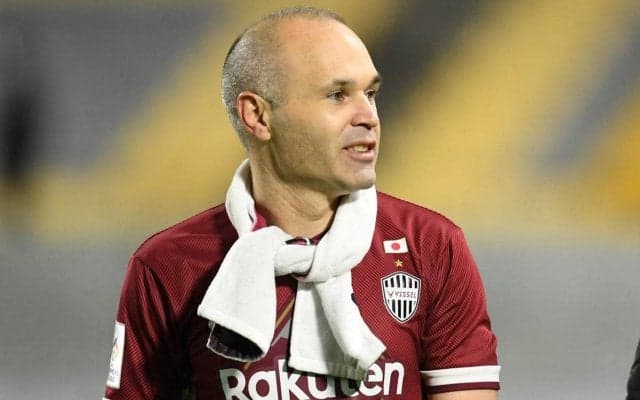 芝生に寝そべるイニエスタ、妻が父の日に家族ショットを公開「パパ愛してるよ！」「そばにいられて光栄です！」