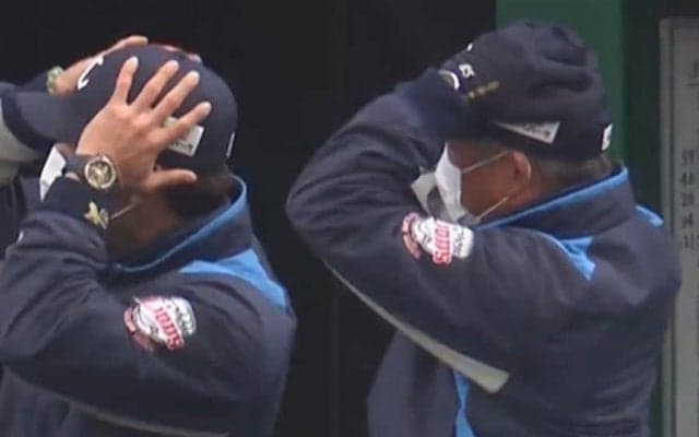 西武の首脳陣トリオが「可愛すぎ」　伏兵の3ランに頭抱えて仰天リアクション