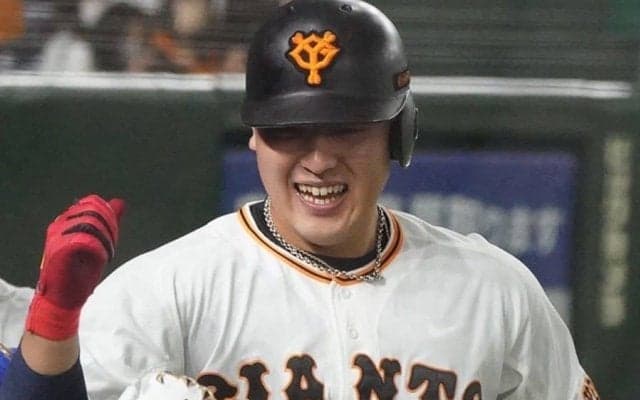巨人・岡本和真が「また片手1本で」　2試合連続のアーチは「これが入るんかーい」