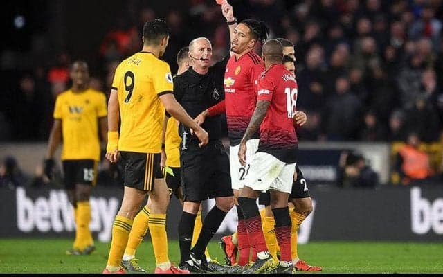 “名物レフェリー”のマイク・ディーン氏が今季限りで引退へ…プレミア歴代最多の114名のレッドカード