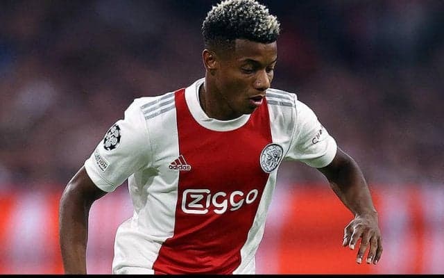 リヨンがウクライナ脱出で一時帰国のダビド・ネレスに関心!　ボス監督とはアヤックス時代に共闘