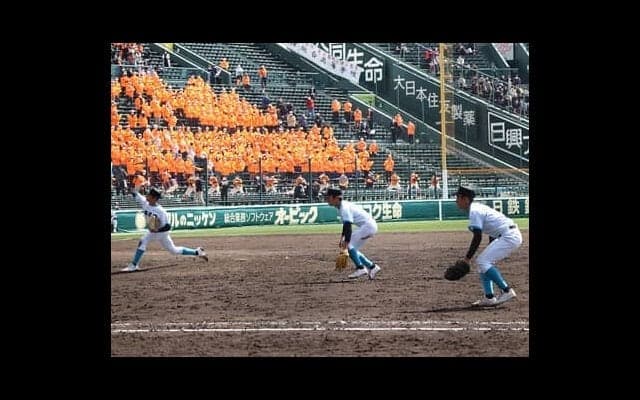 甲子園に異様な光景。山梨学院「バントシフト」の発案者はあの人物、パワー全盛の高校野球に一石を投じた