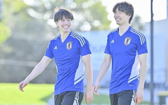 もはや「日本代表あるある」!? 現地の子供たちとの撮影会で「つい発生する川崎系選手の並び位置」