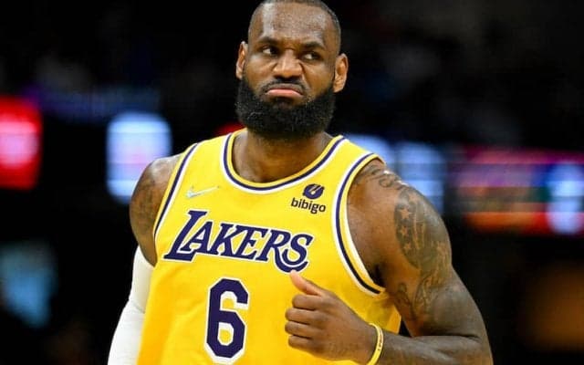 レブロンが古巣相手にトリプルダブル…八村は2戦連続先発もチームは逆転負け／NBA