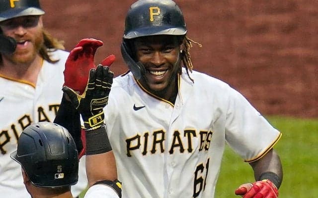 打球追えず「とんでもなく遠くまで飛んだ」有望株の“変態特大弾”にMLB公式驚愕