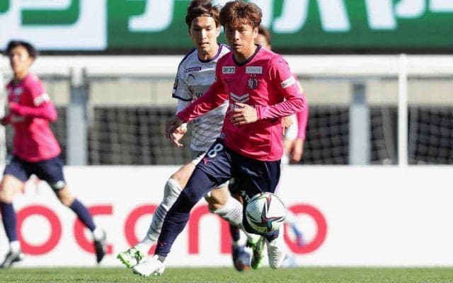 「大好きな先輩がデザイン」乾貴士が横浜FM時代のチームメイトが手掛けるブランドの私服ショットを公開