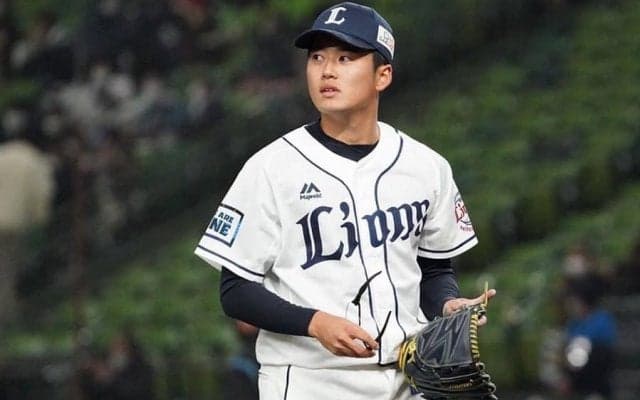 燕・青木も全く反応できず…イケメン新人の背中から曲がる“魔球”が「キレ凄すぎる」