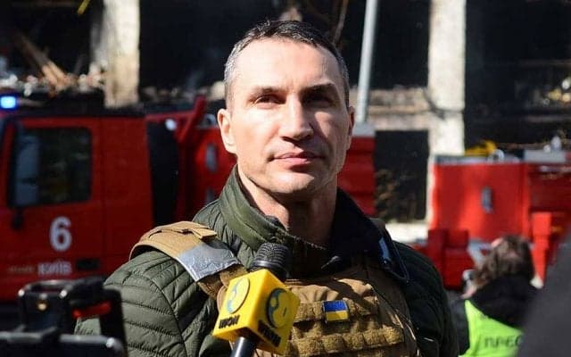 ウクライナの破壊された街　“無言”の抗議をしたボクサーに海外注目「怒りが湧く」