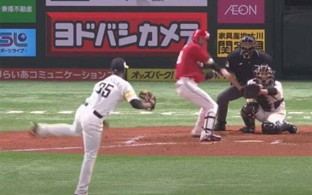 「やっぱ異次元だよな」飛んで避けたのにストライク…鷹助っ人の“魔球”が50万再生