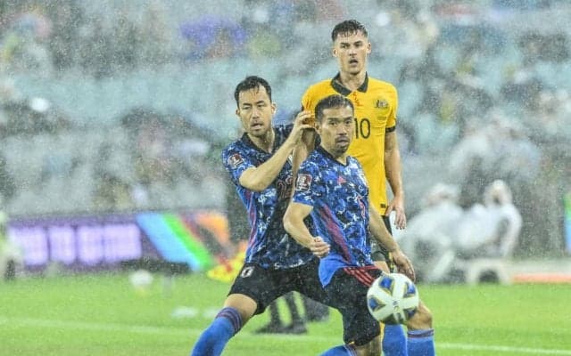 日本代表、批判を受け続けた「吉田麻也と長友佑都」の貢献度!!オーストラリア代表戦で｢W杯出場｣を掴ませた｢大雨｣を貫く｢ベテラン鬼神｣2人の｢気迫と声と涙｣