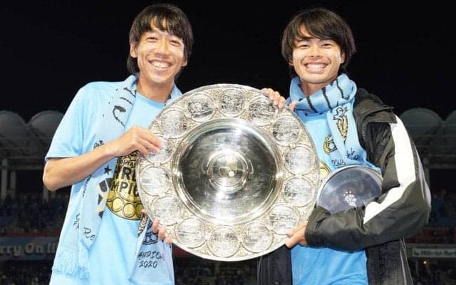 「漫画かよ」「ドラマがあるなぁ」“救世主”三笘薫と中村憲剛氏の13年前の姿にファンも感激「エモすぎる」