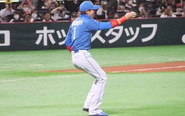 新庄ビッグボス、始球式をまさかの“キャッチ”　投げたフジテレビ女子アナ大喜び