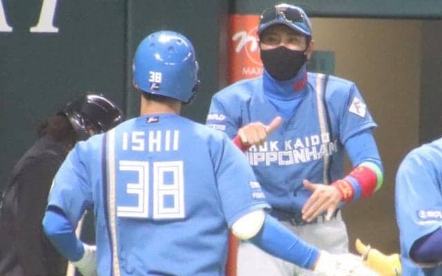 新庄監督ベンチ飛び出し万歳！　日本ハム、チーム1号は3番石井の先制ソロ